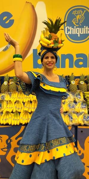 at_the_chiquita_booth_-_ole-7585125