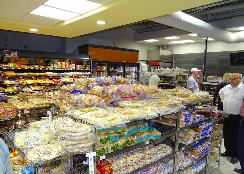 enlarged_bakery_dairy_and_deli_areas_near_the_entrance_display_a_growing_emphasis_on_fresh-2270573