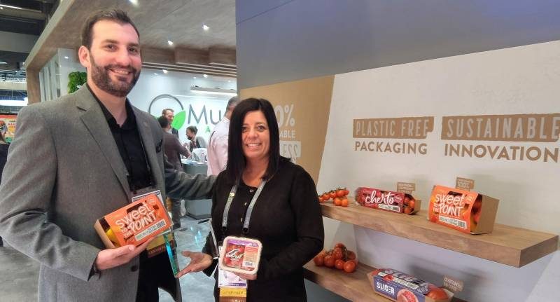 stephen_cowan_and_emily_murracas_with_winning_new_products_at_cpmas_acknowledged_best_booth-6172685