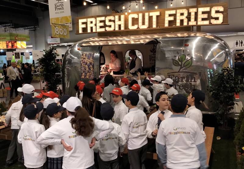 the_earth_fresh_booth_drew_lots_of_visitors-7804373
