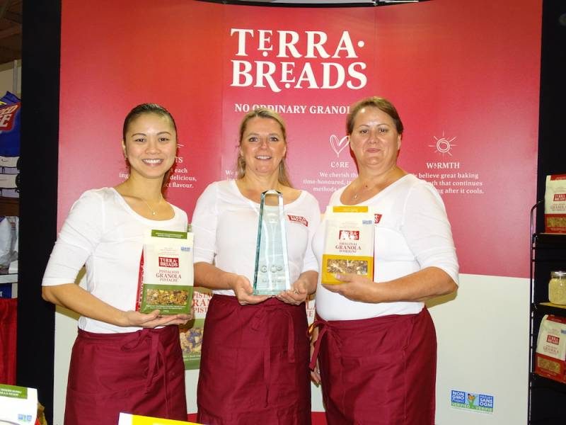 tracy_farr_mary_ann_wiens_and_liz_savory_terra_breads_with_the_award_for_best_single_booth-5853915